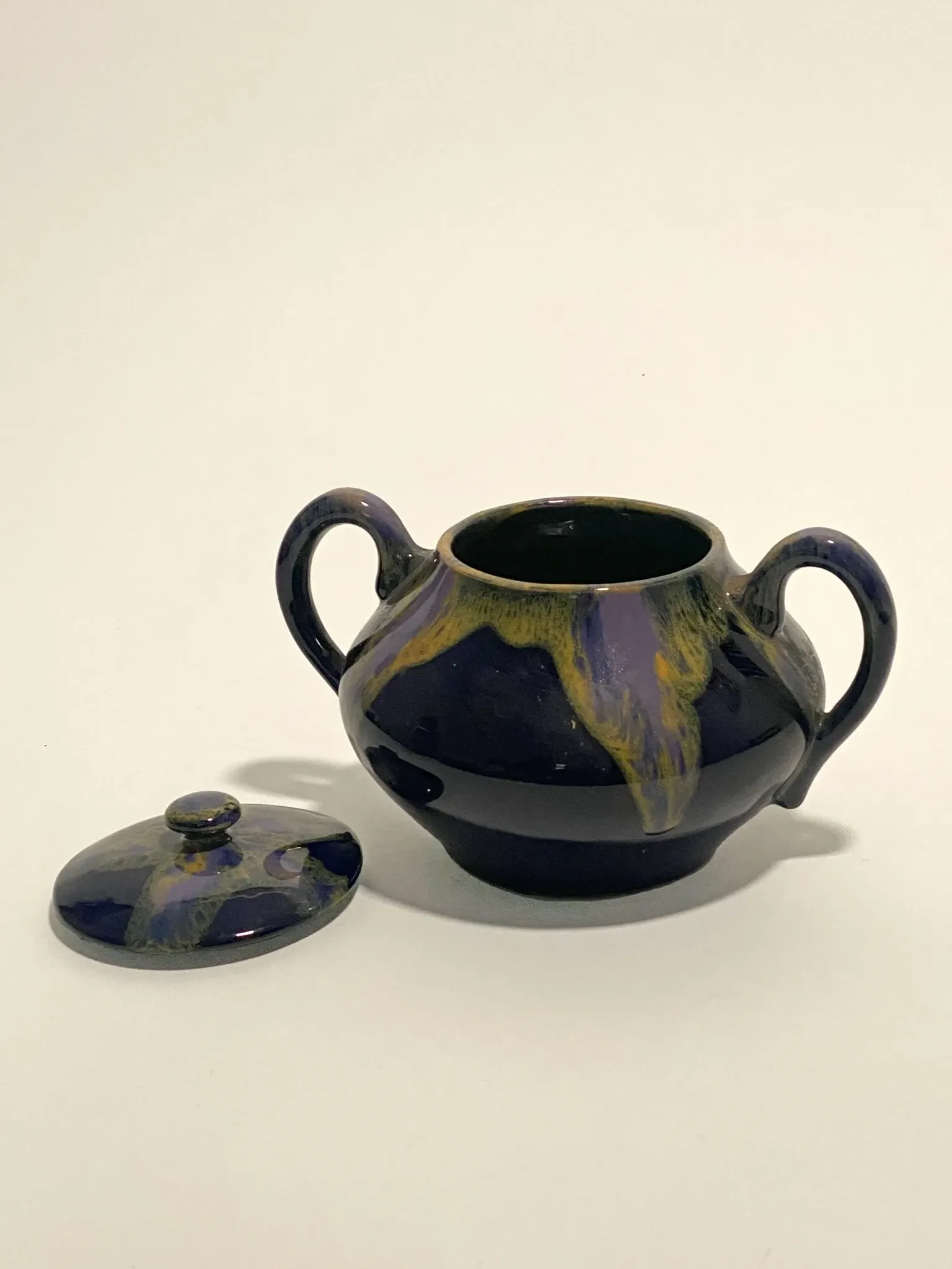 Ceramic sugar bowl with lid