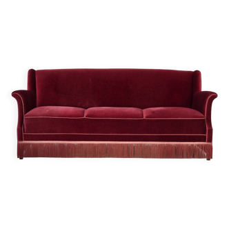 Canapé danois 3 places des années 1960, velours d'ameublement rouge cerise, bois de frêne.