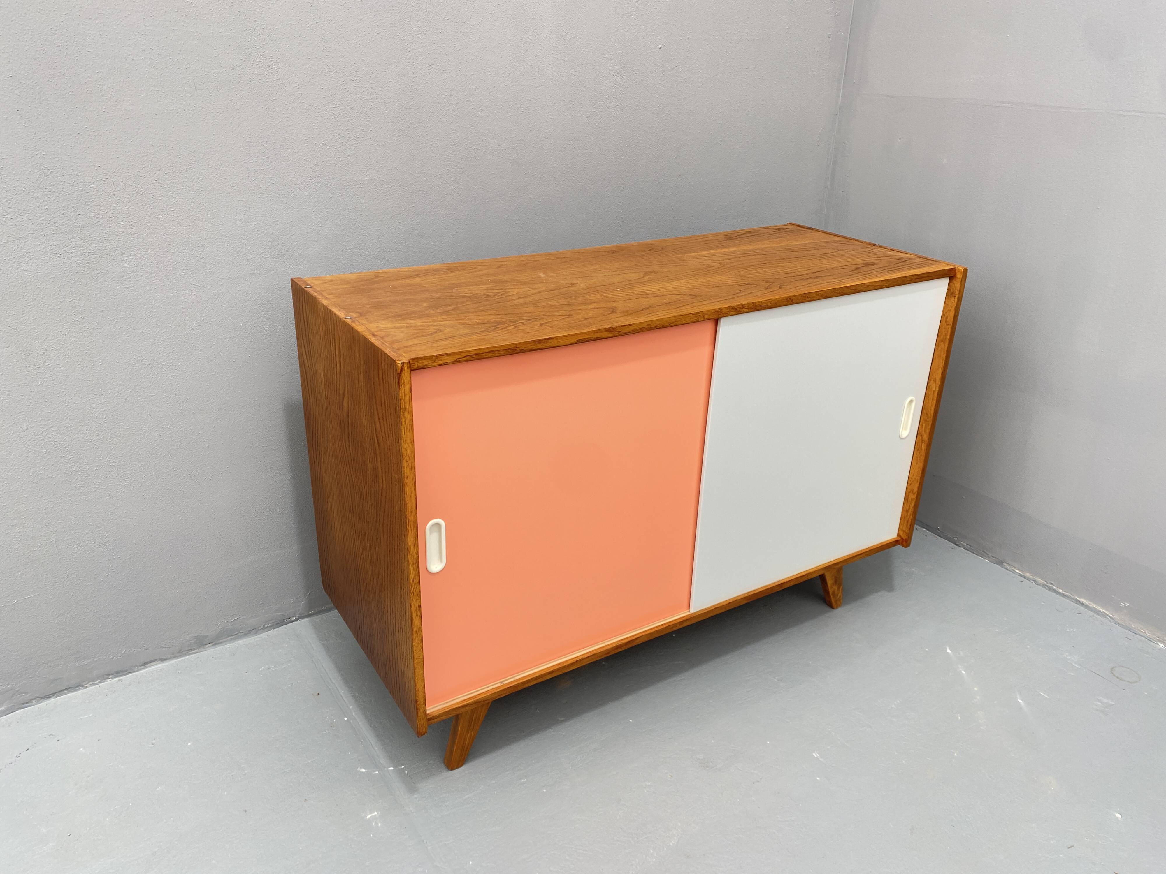 Buffet du milieu du siècle entièrement restauré U-452 par Jiří Jiroutek, années 1960, Tchécoslovaquie