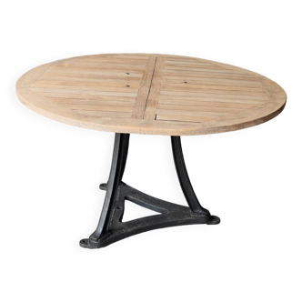 Industrial table with cast iron legs and teak top
