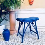 Tabouret en rotin vintage monochrome bleu