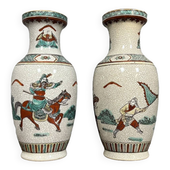 Paire de vases anciens en porcelaine de Chine Famille Verte époque XXeme