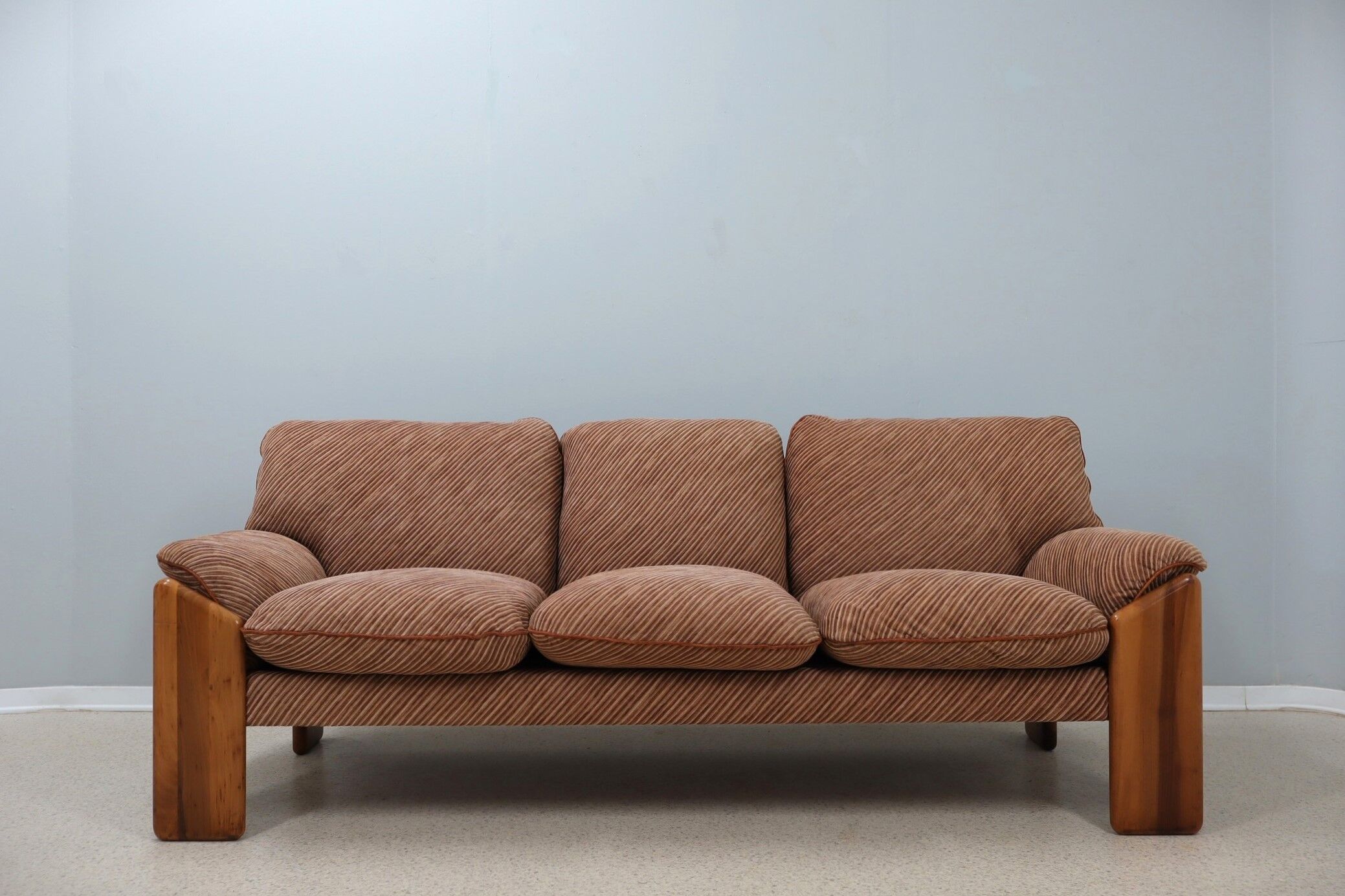 Mobil girgi 3-seater walnut sofa 1970s