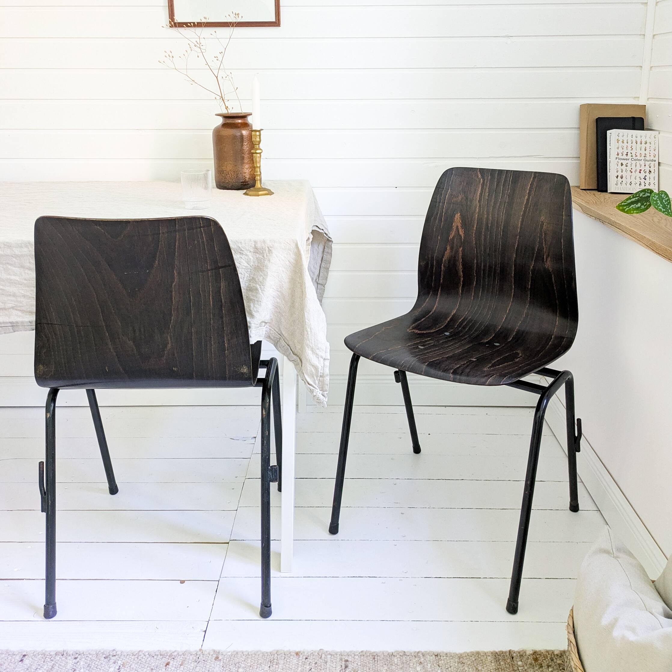 Lot de 2 chaises vintage Pagholz assise brun foncé piètement métal noir Wes