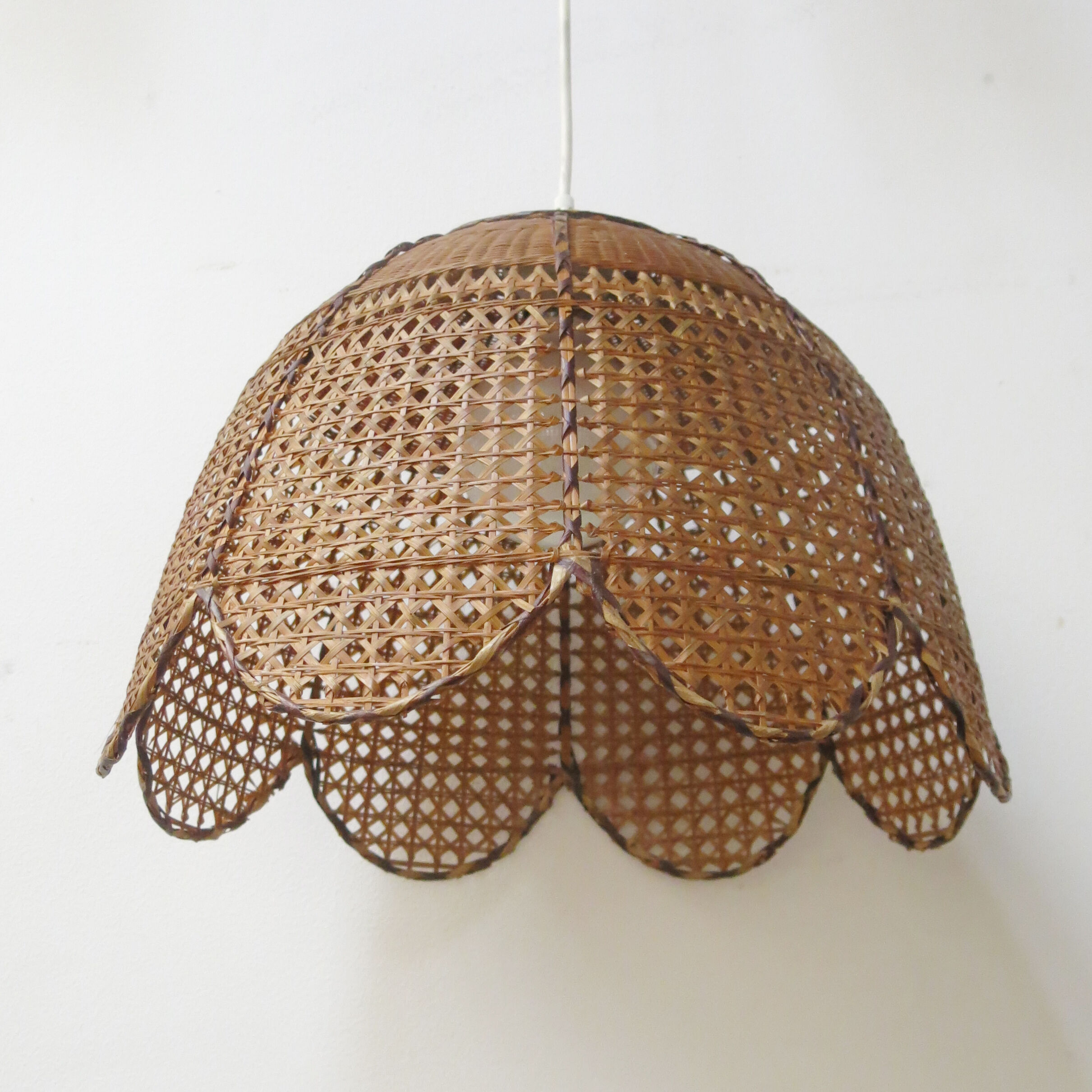 Hanging lamp in rattan and cannage