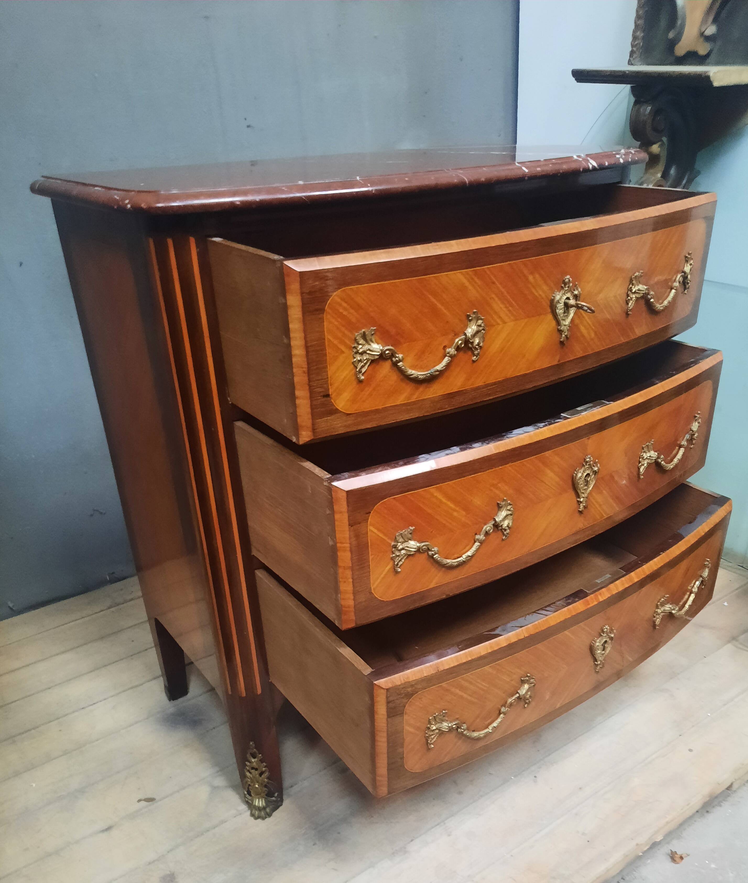 Commode en marquetterie style Louis XIV 9