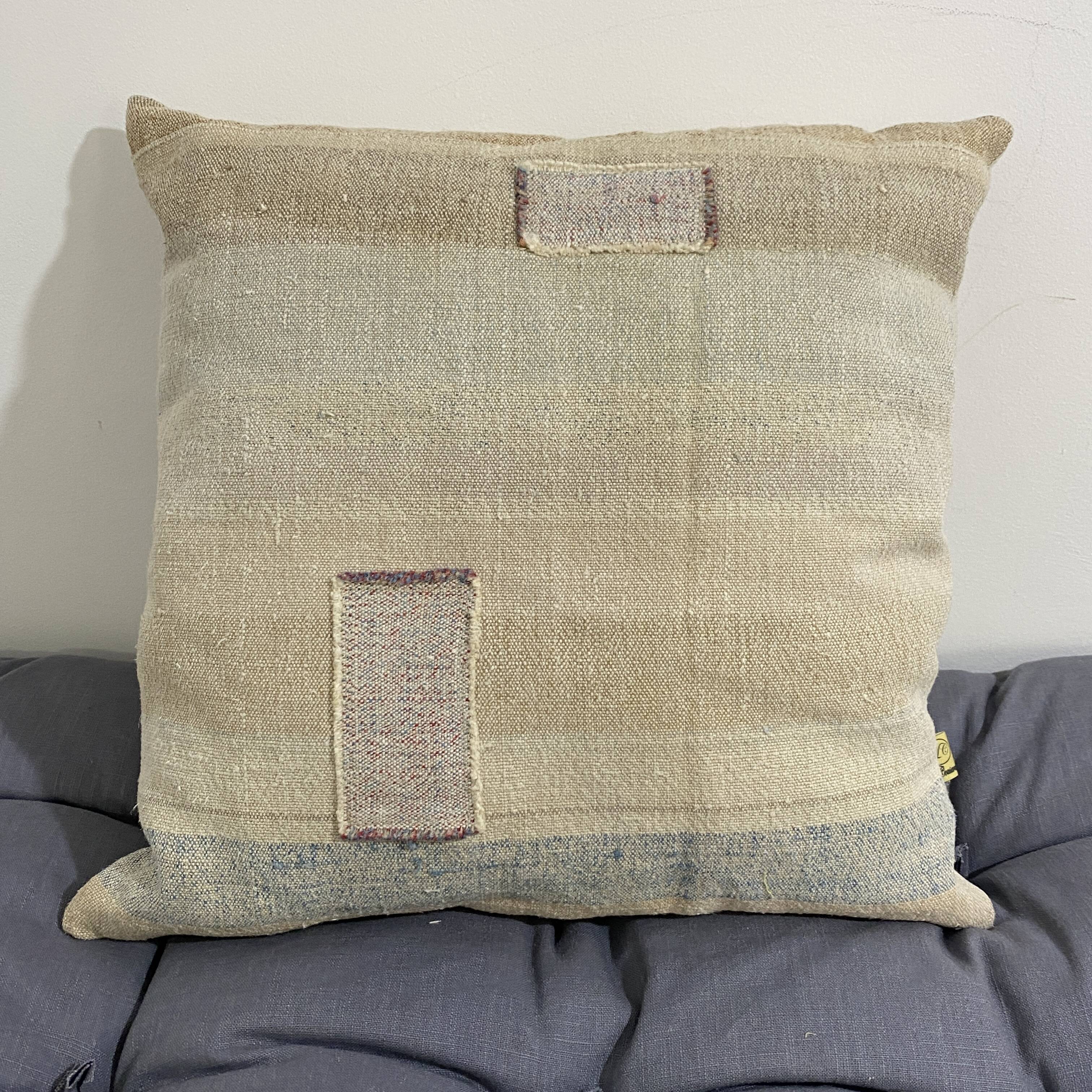 Coussin artisanal en toile ancienne style Kilim
