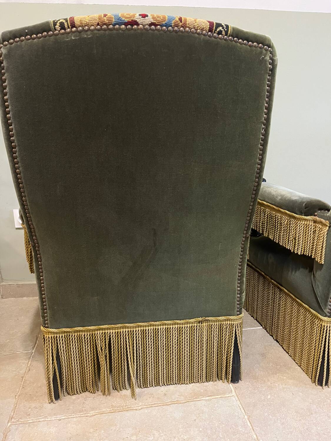 Paire de fauteuils en velours et tapisserie