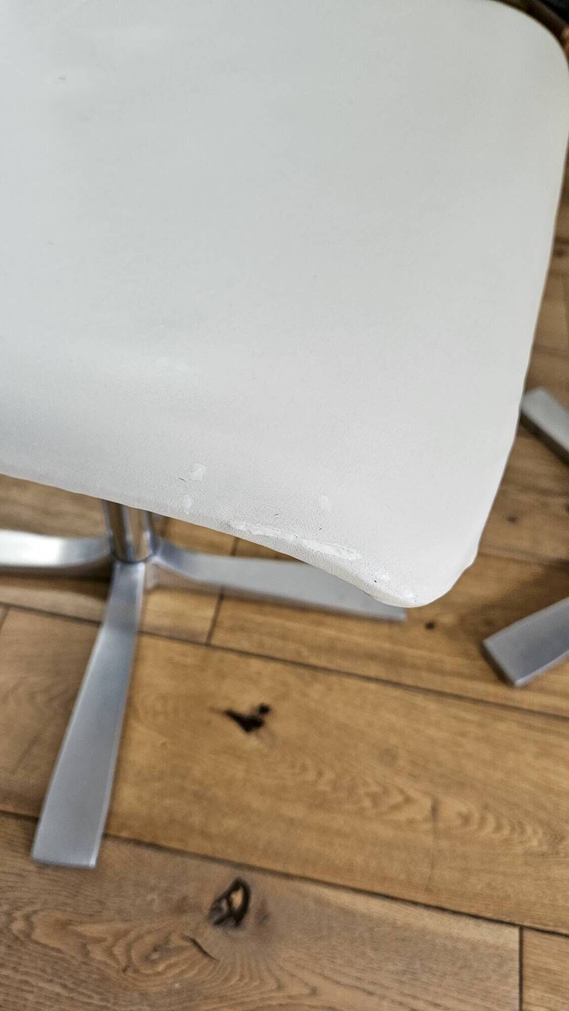 Extendable round table in white formica and 4 matching chairs by Roche Bobois.