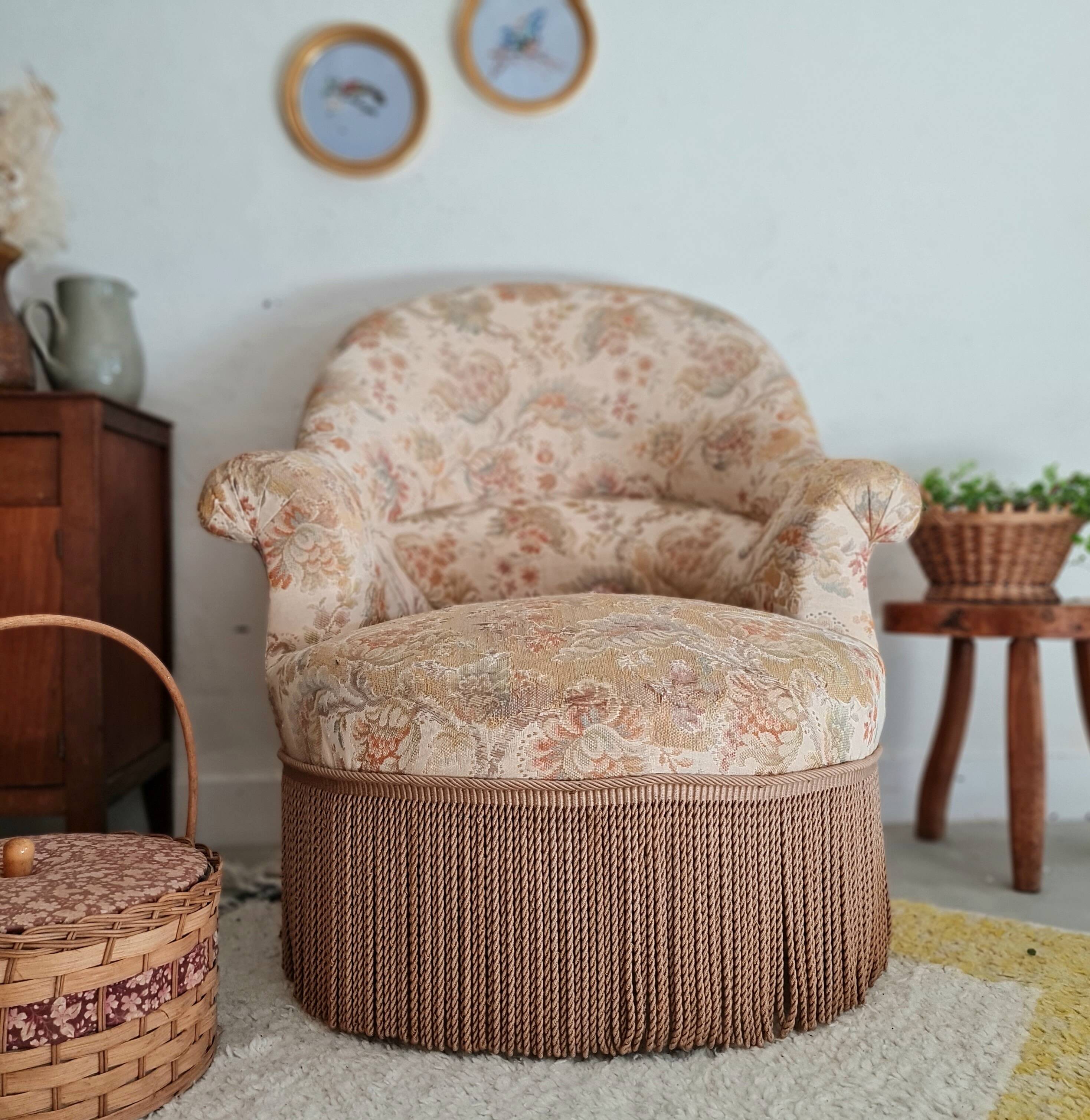 Floral toad armchair with fringes