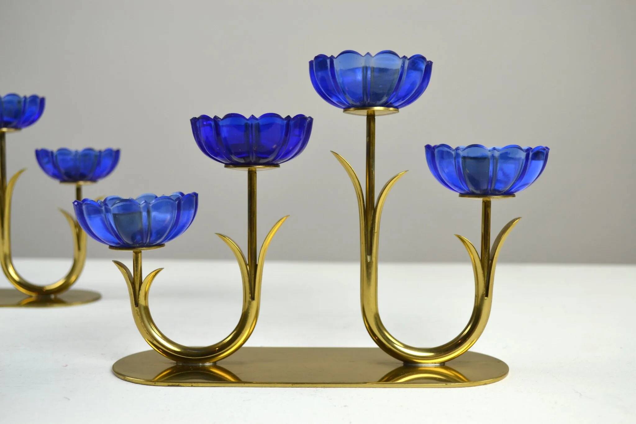 Bougeoirs en laiton massif et en verre artistique bleu cobalt par Gunnar Ander pour Ystad-Metall, Suède, années 1950.