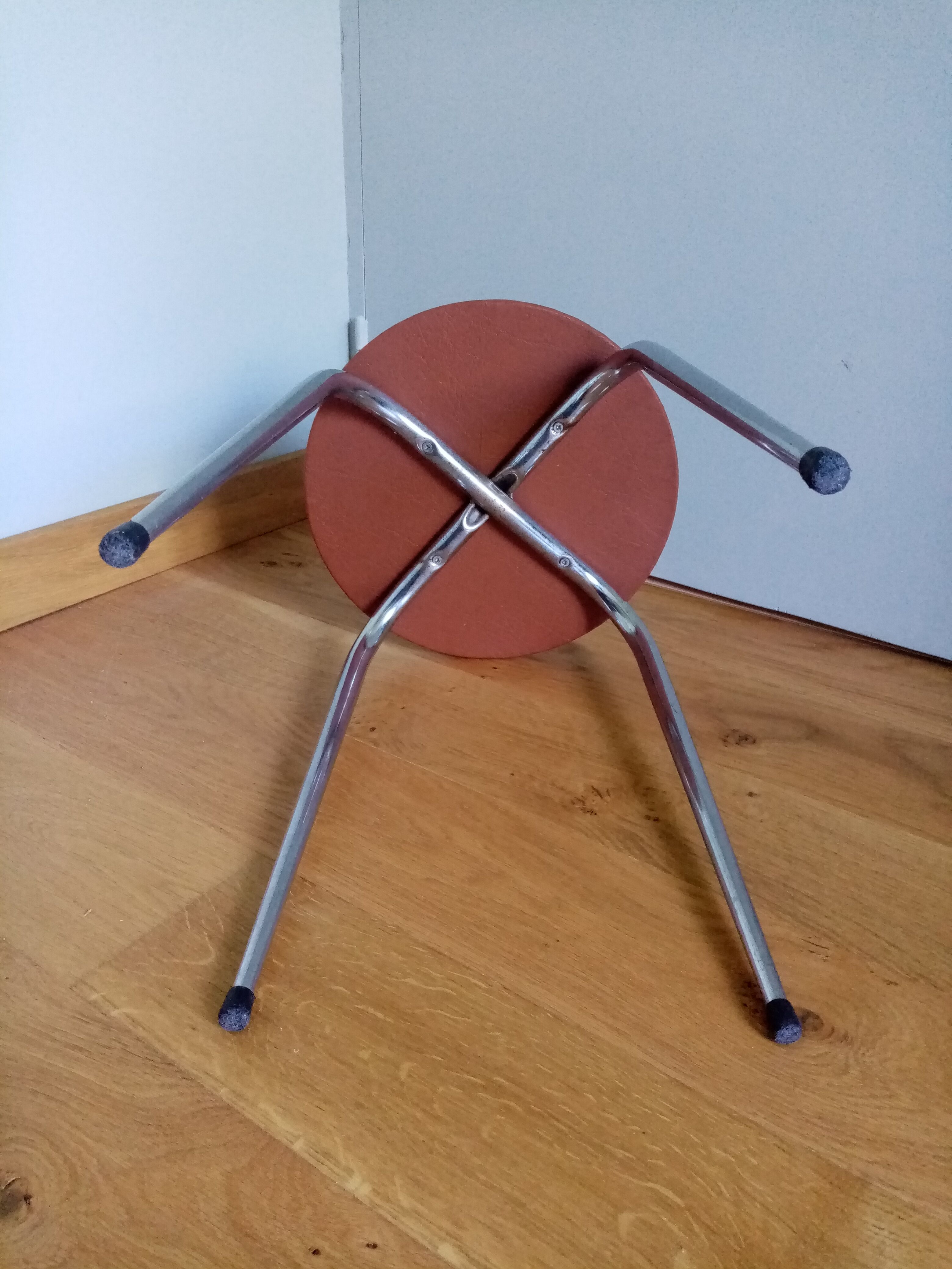 Tabouret rond en métal chromé et skaï vinyle