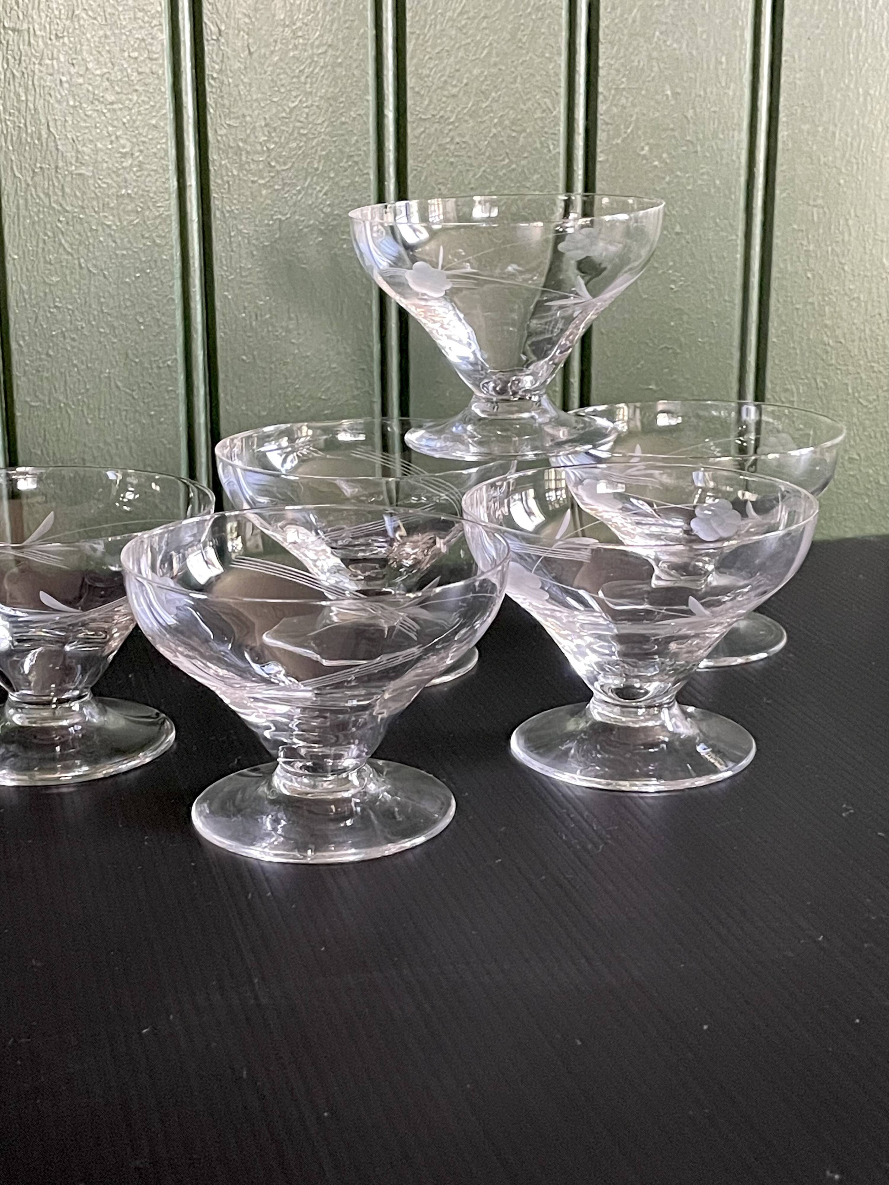 Set of 6 vintage cups in very good condition.