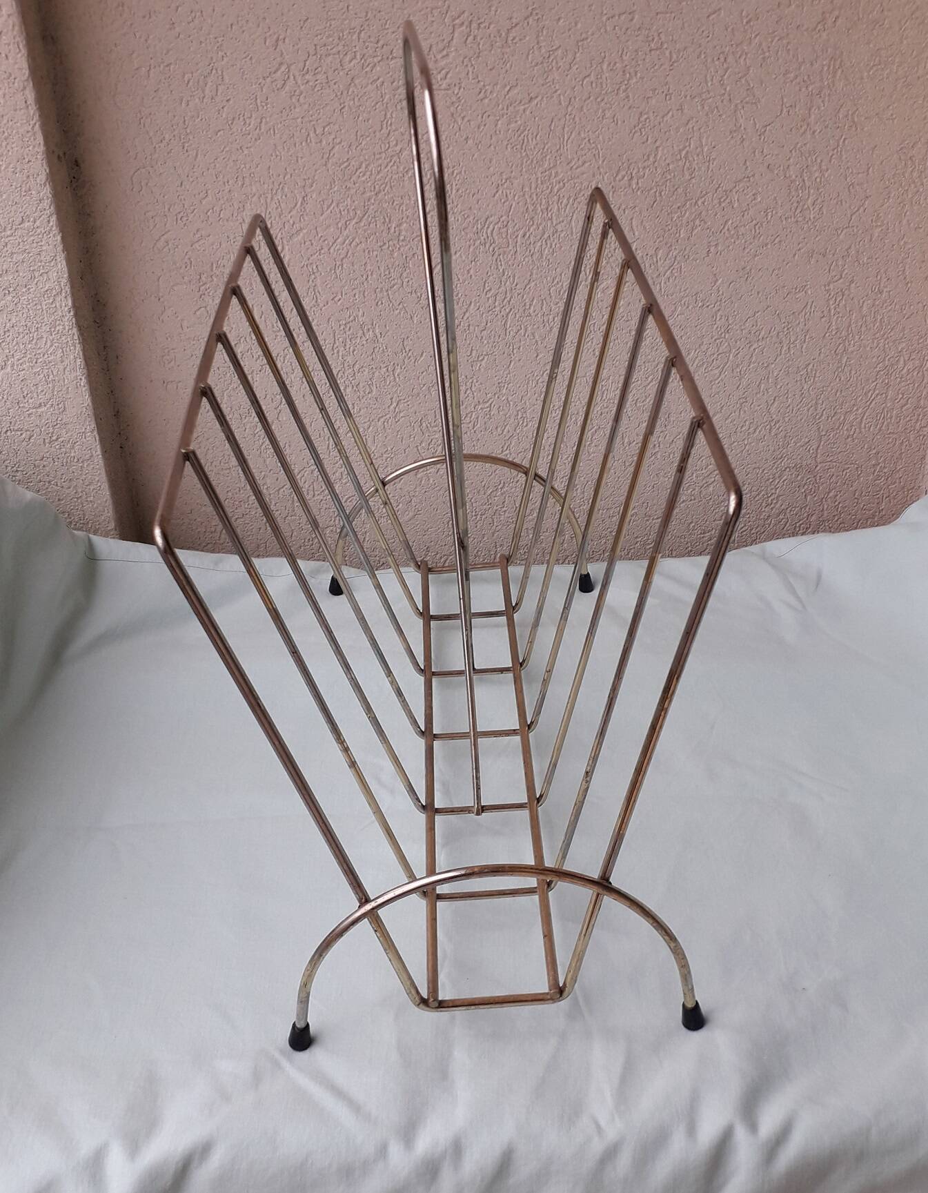 Metal magazine rack