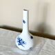 Vase en porcelaine mi-siècle blanc et bleu, décor de fleurs par Bjorn Wiinblad,