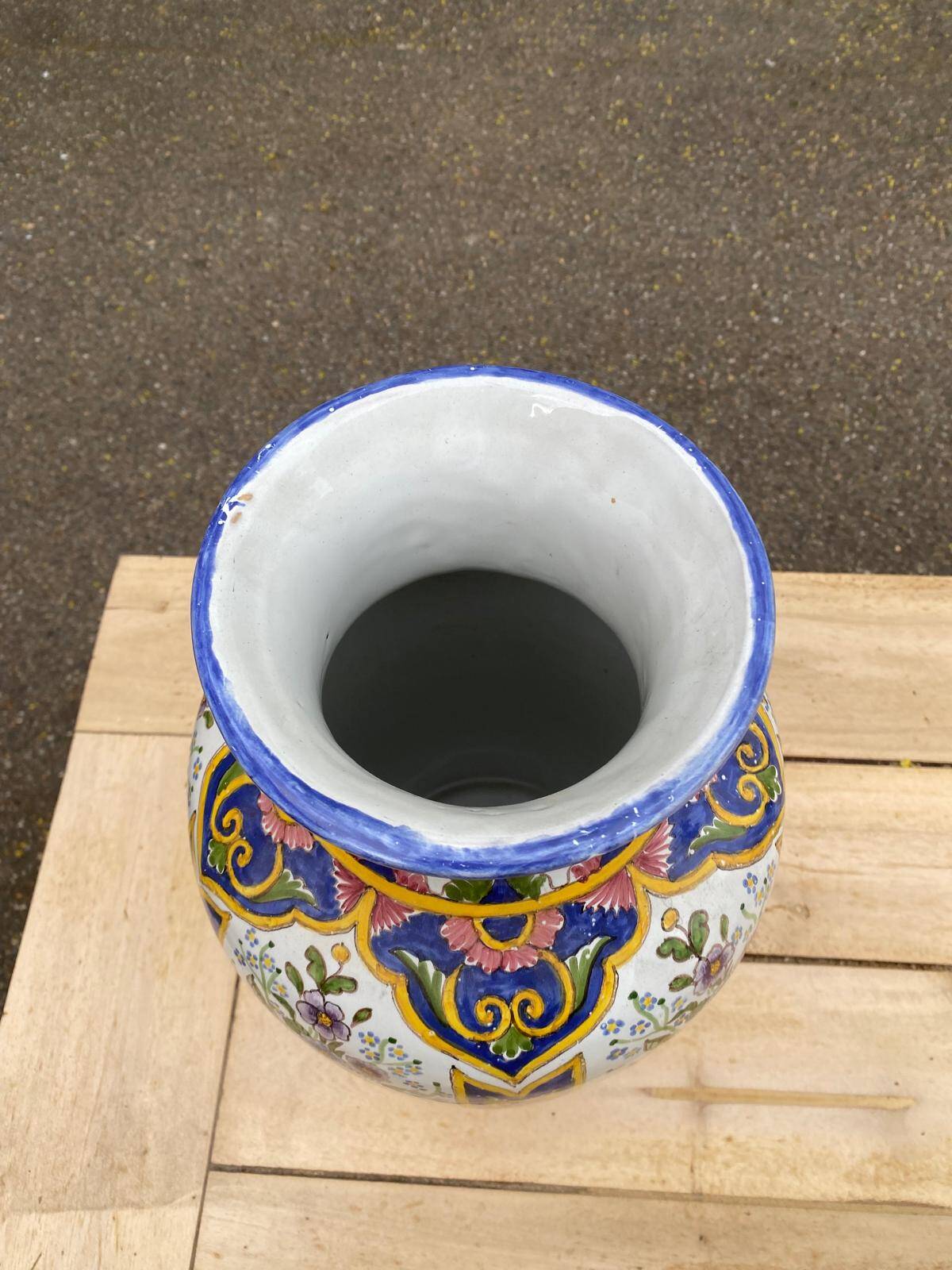 Portuguese vase in hand-painted ceramic from the 1990s.