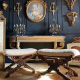 Paire de curules de la fin du xixe en bois sculpté de style Louis xv