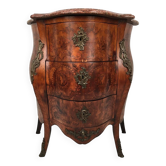 Commode de style louis XV richement marquetée, façade et côté mouvementés. XIXe