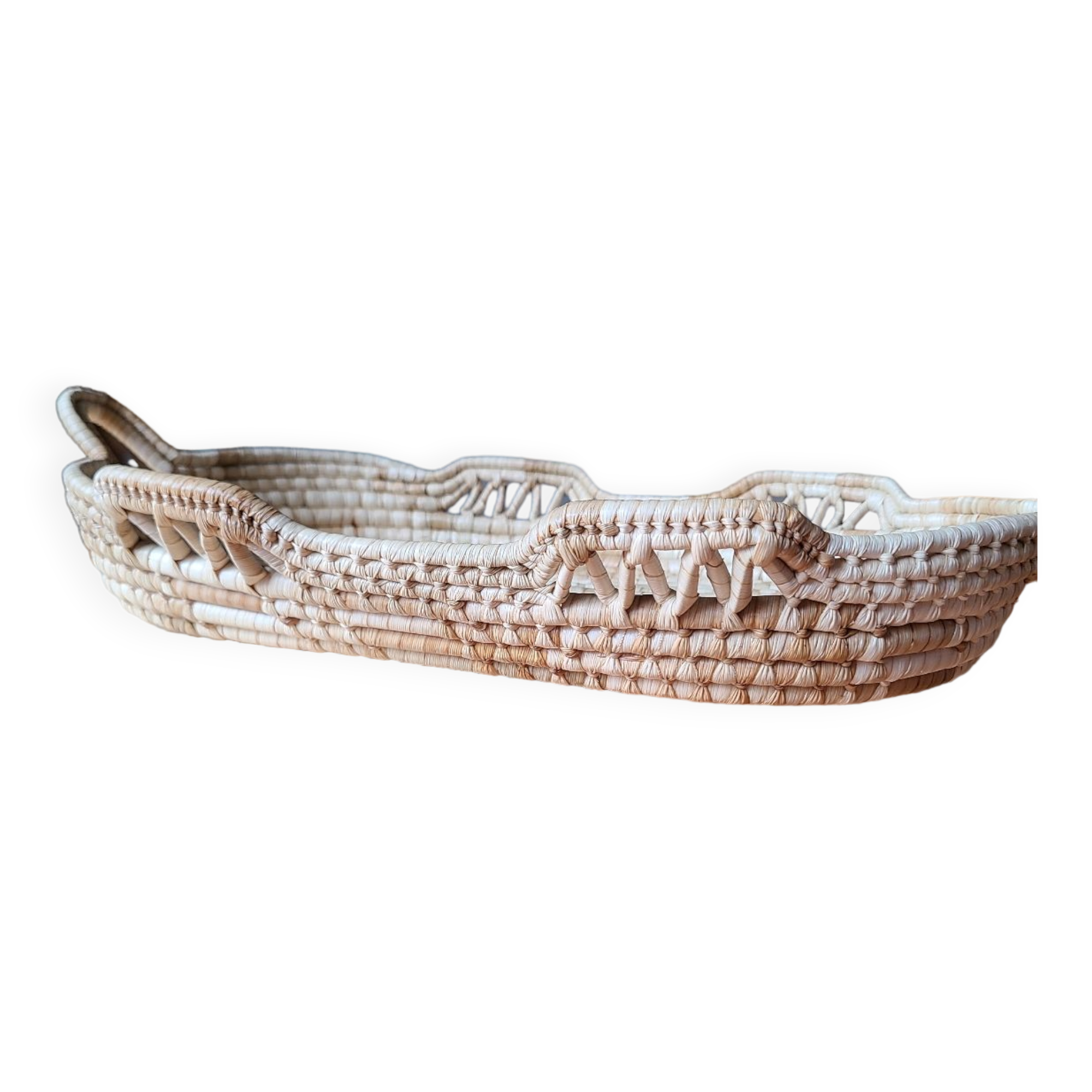 Braided basket in natural fiber, free form, vintage