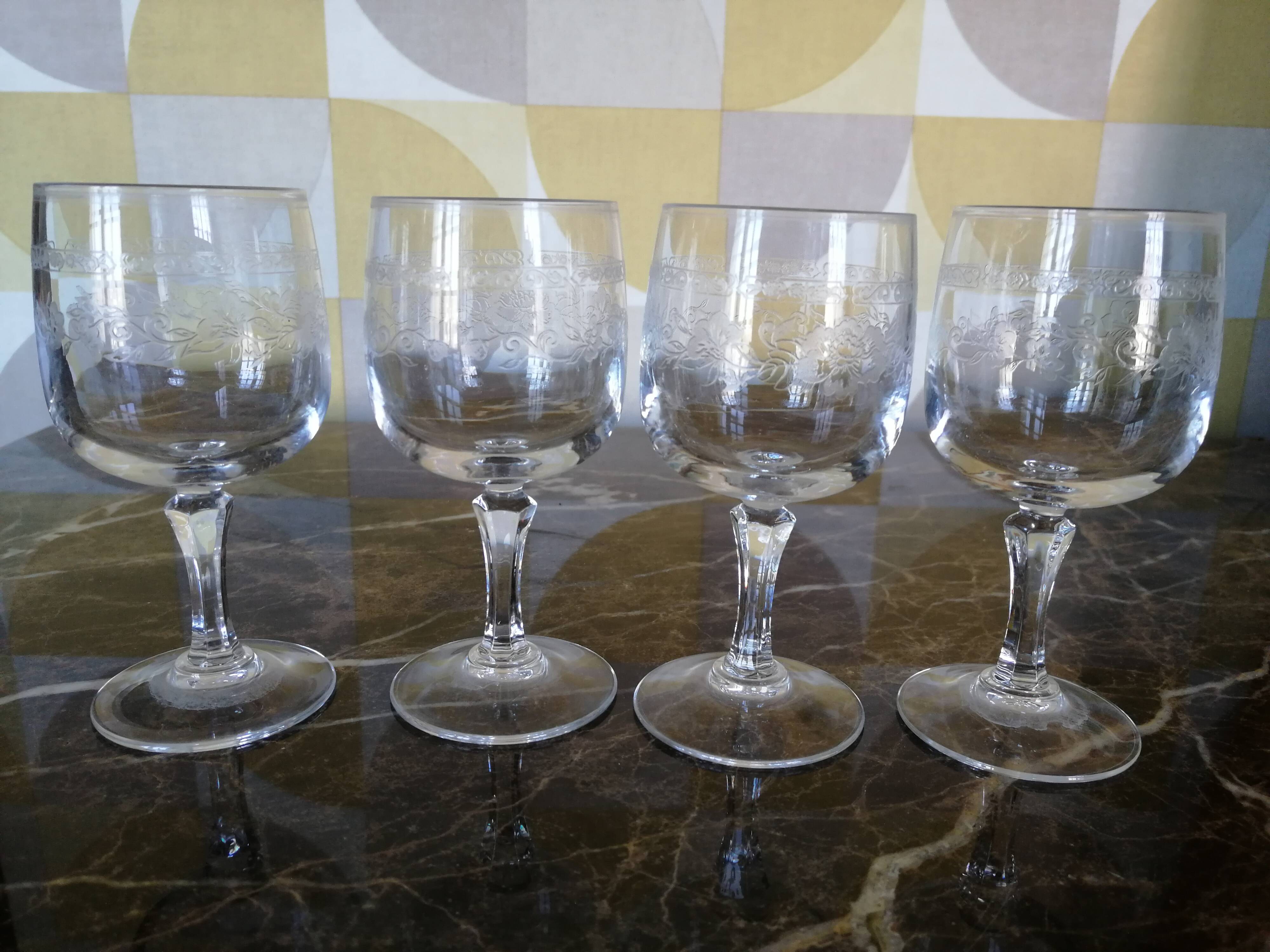 Lot de 4  petits verres  anciens