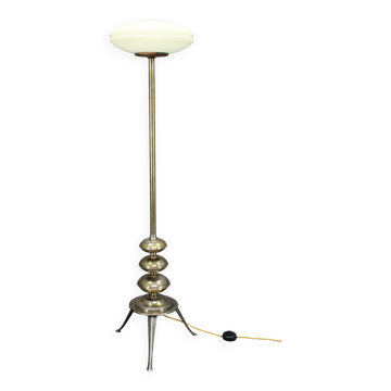 Lampadaire restauré des années 1940 en finition laiton avec abat-jour en verre