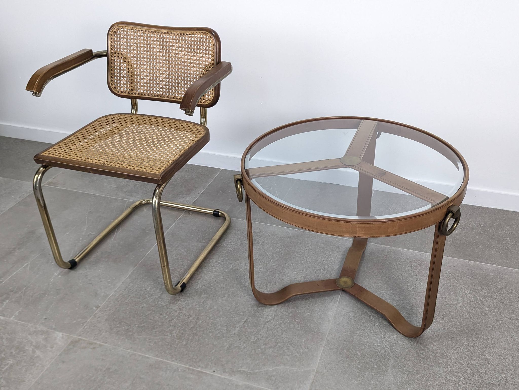 Table basse en laiton et cuir surpiqué