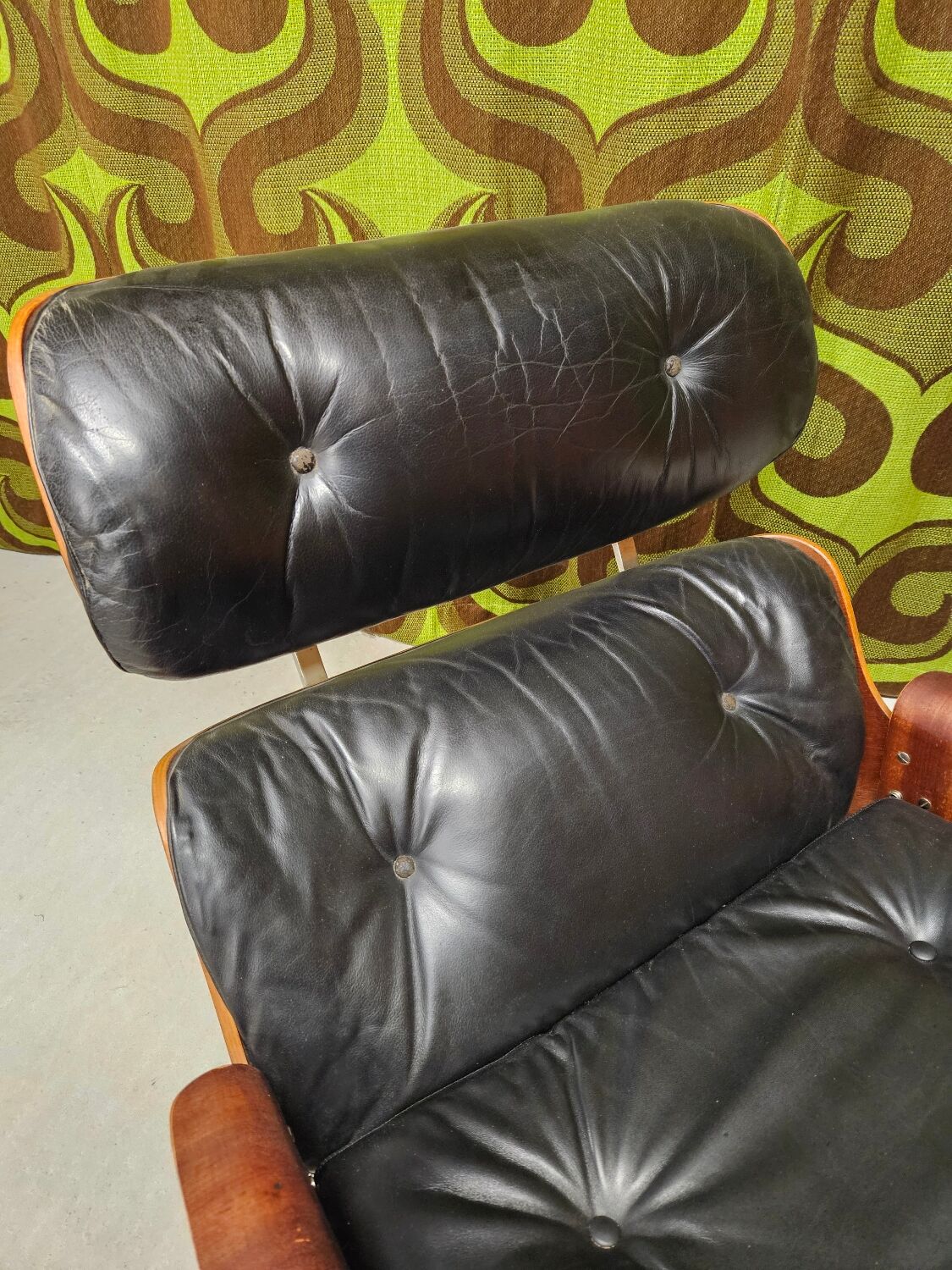 Fauteuil lounge cuir noir 1970 vintage