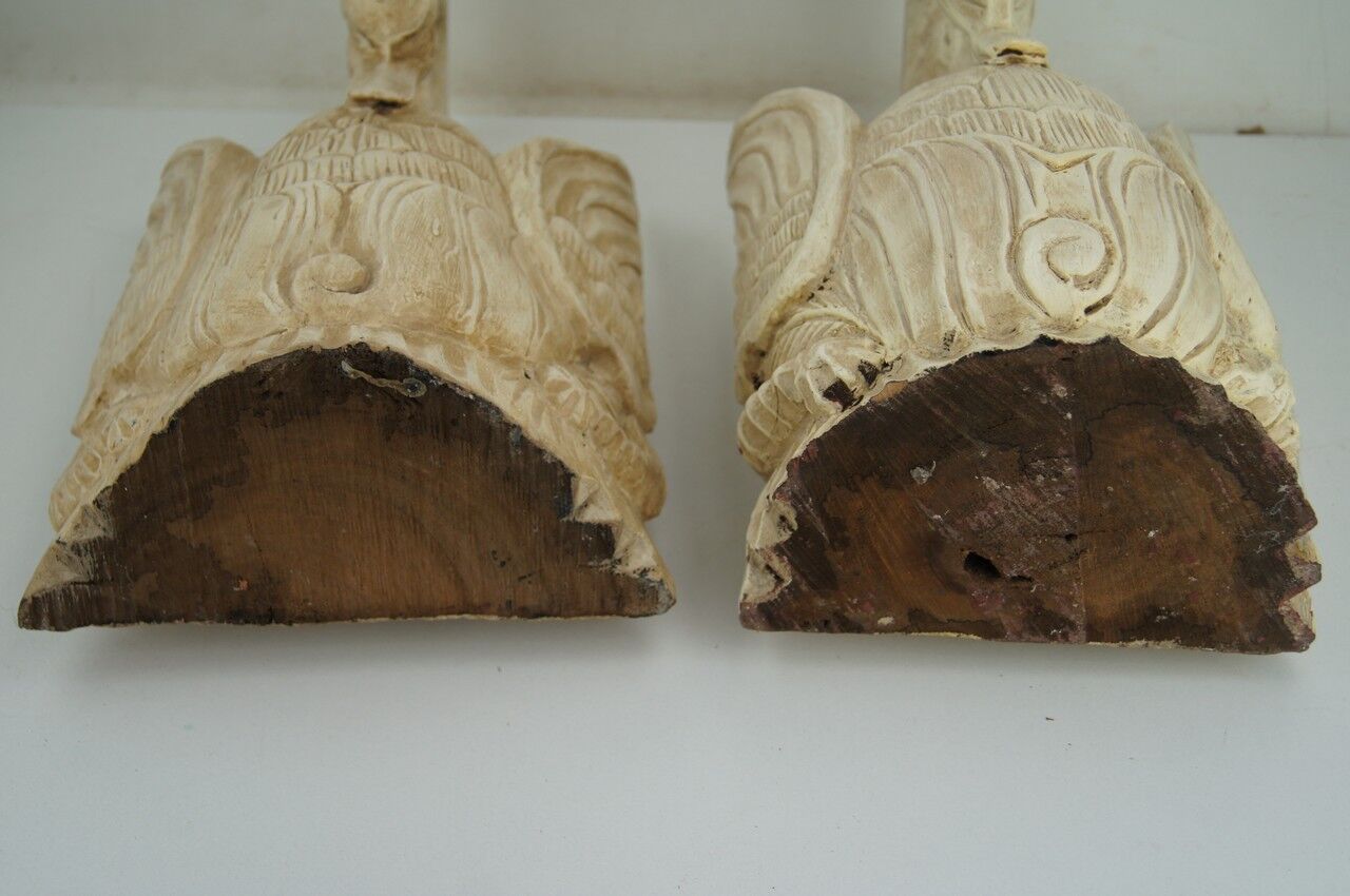 Deux ornements d'applique en bois sculpté et laqué crème,  représentant des cygnes