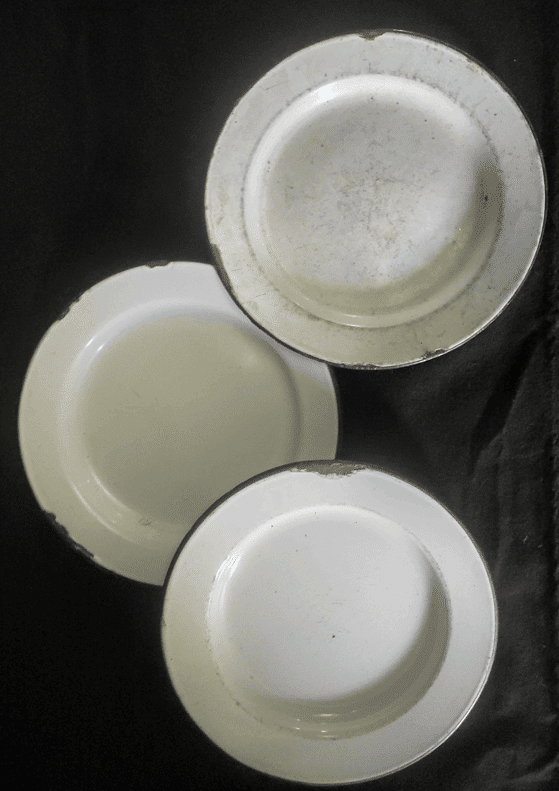 White plates in enamelled sheet metal