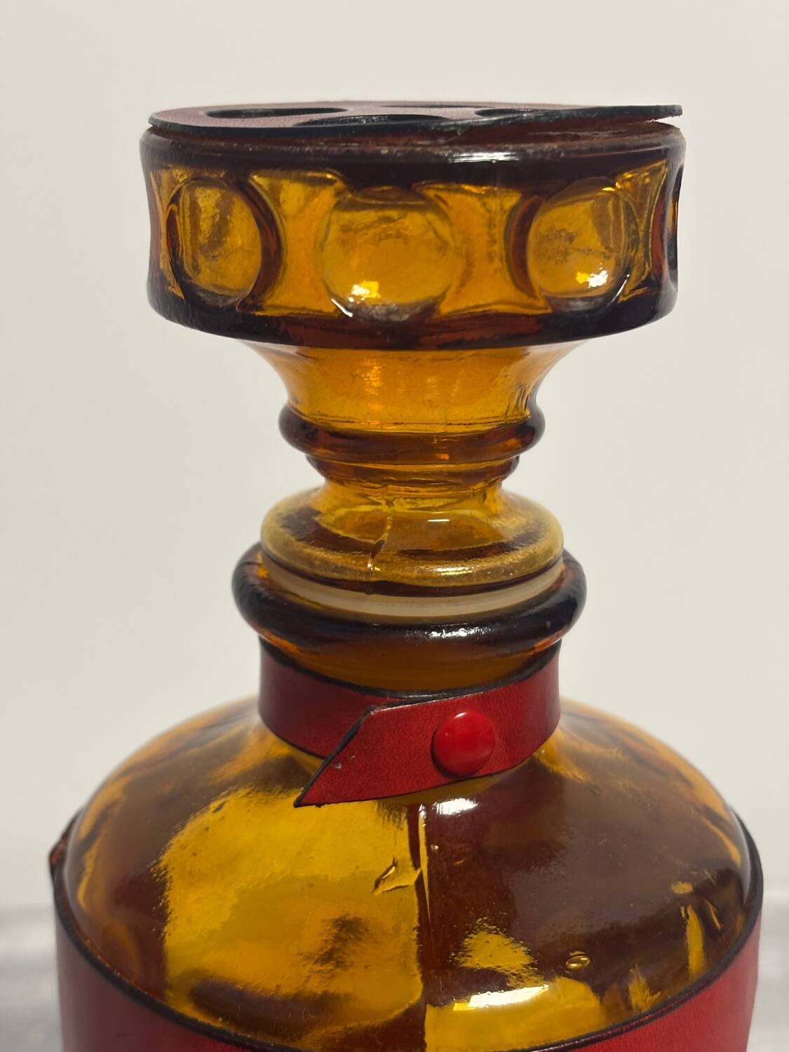 Carafe italienne vintage ambrée et rouge