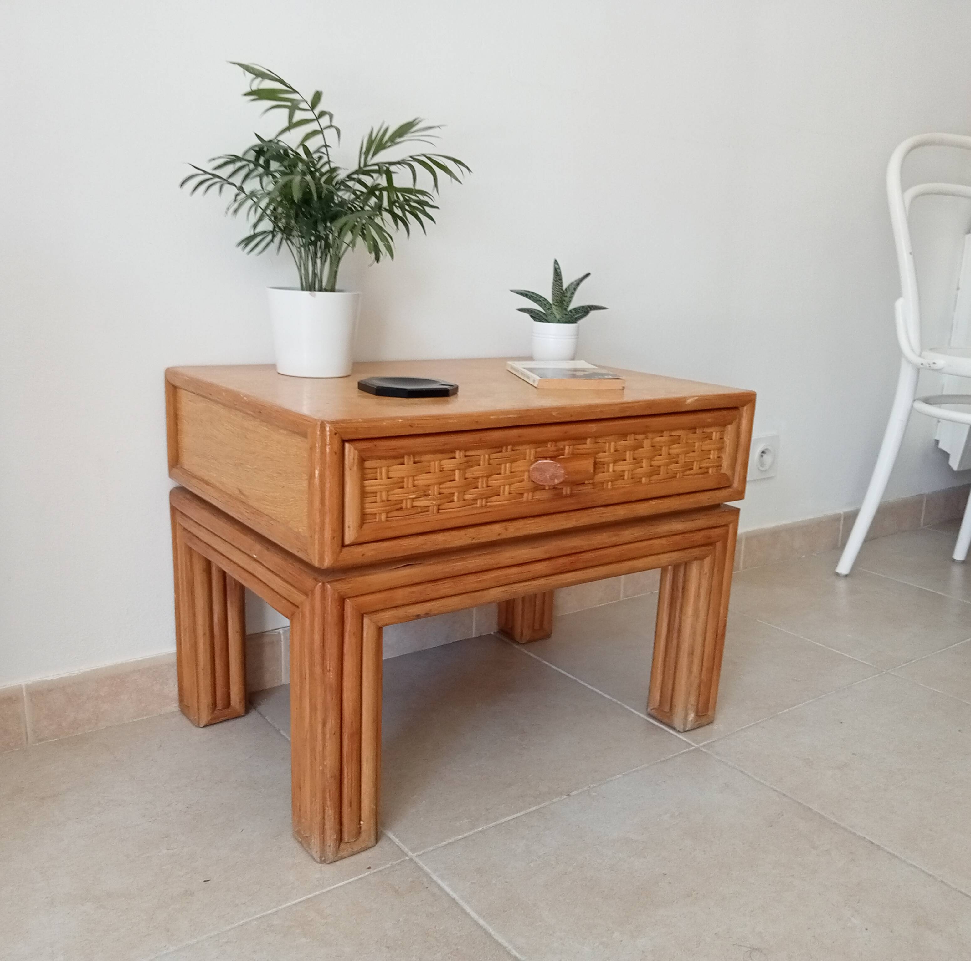 Vintage side table in bamboo and rattan from the 1970s.
