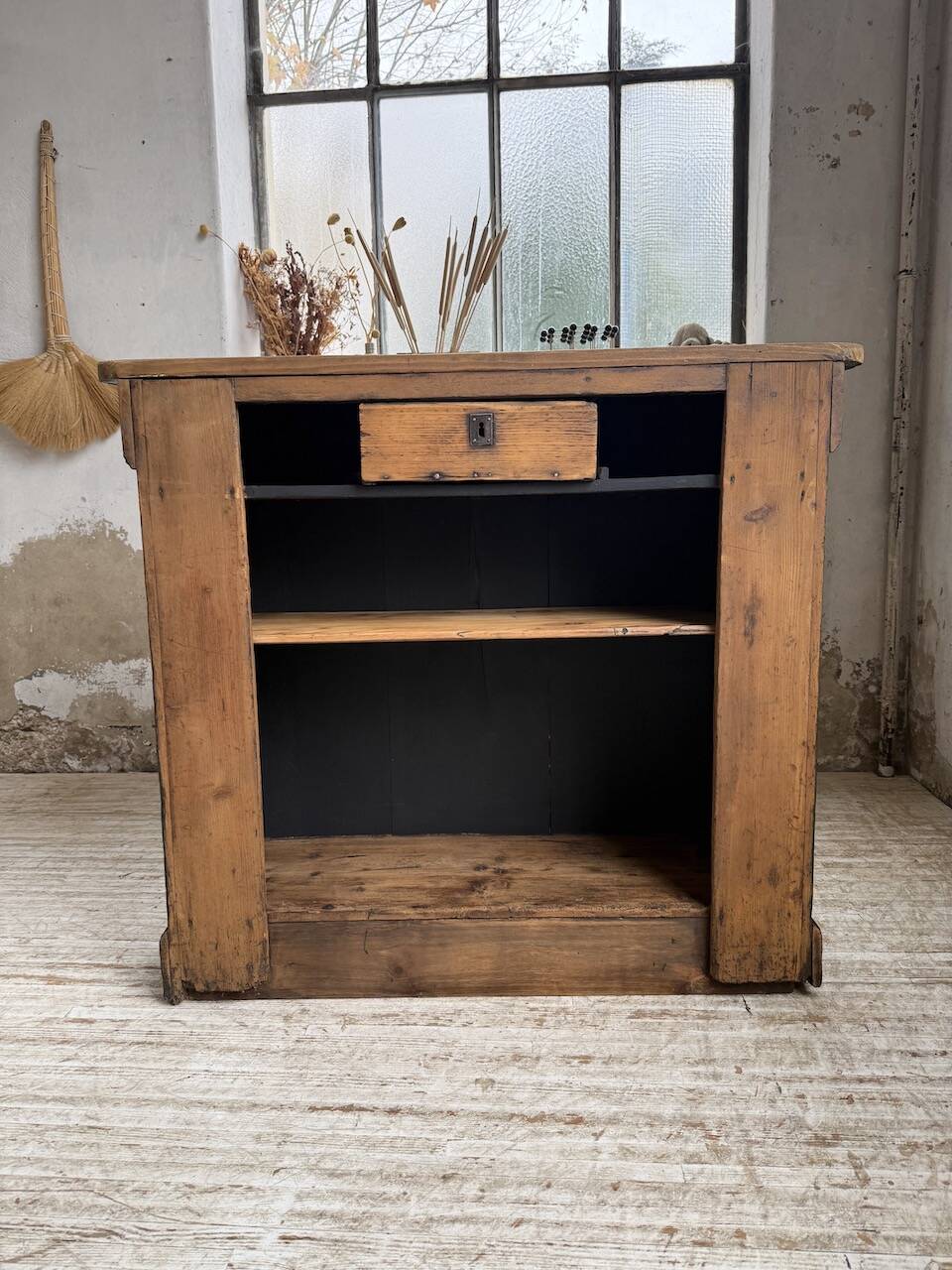 Floral 1920s trading counter