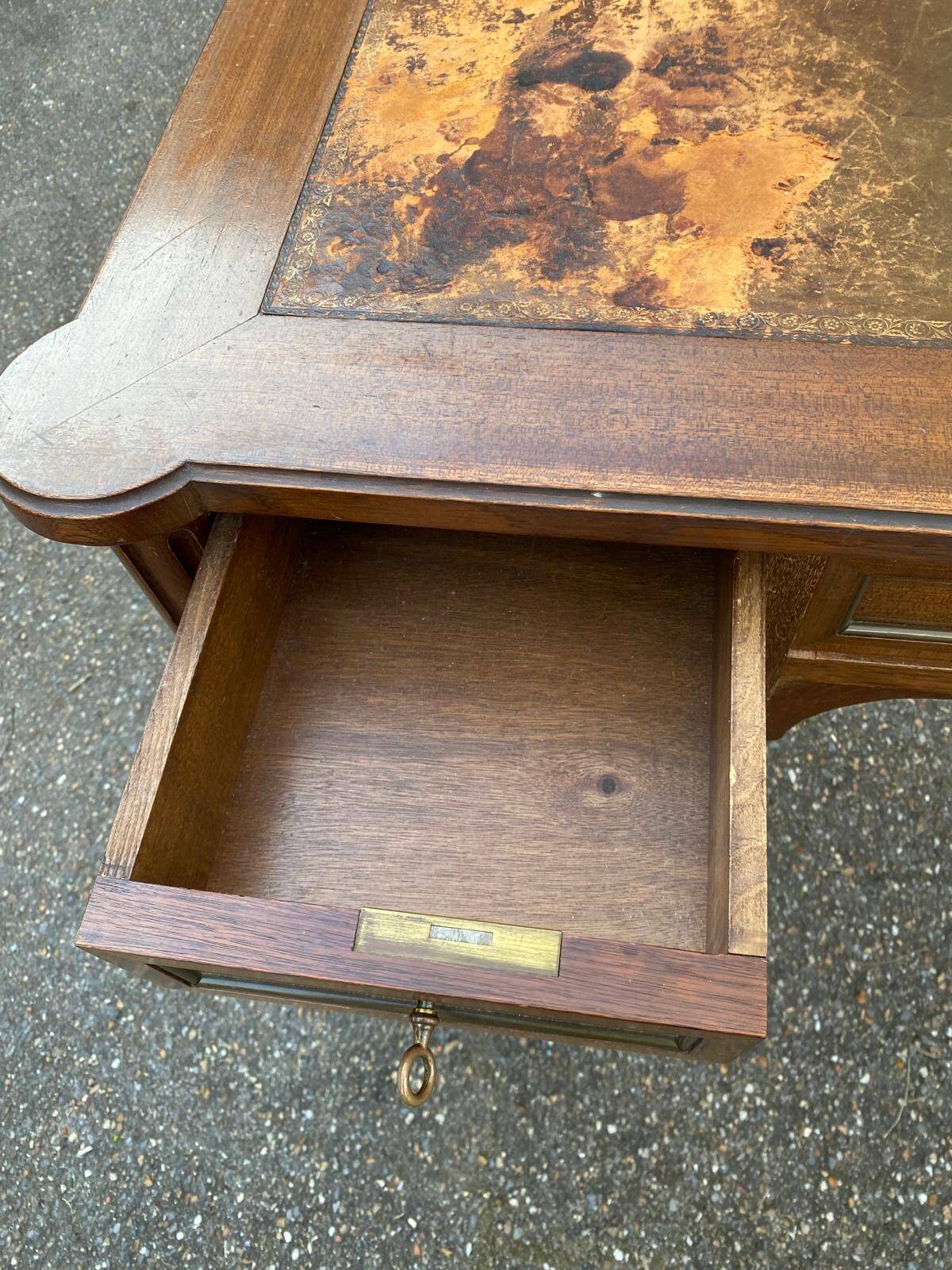 Louis XVI desk in solid wood and leather from the 20th century.