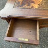 Louis XVI desk in solid wood and leather from the 20th century.