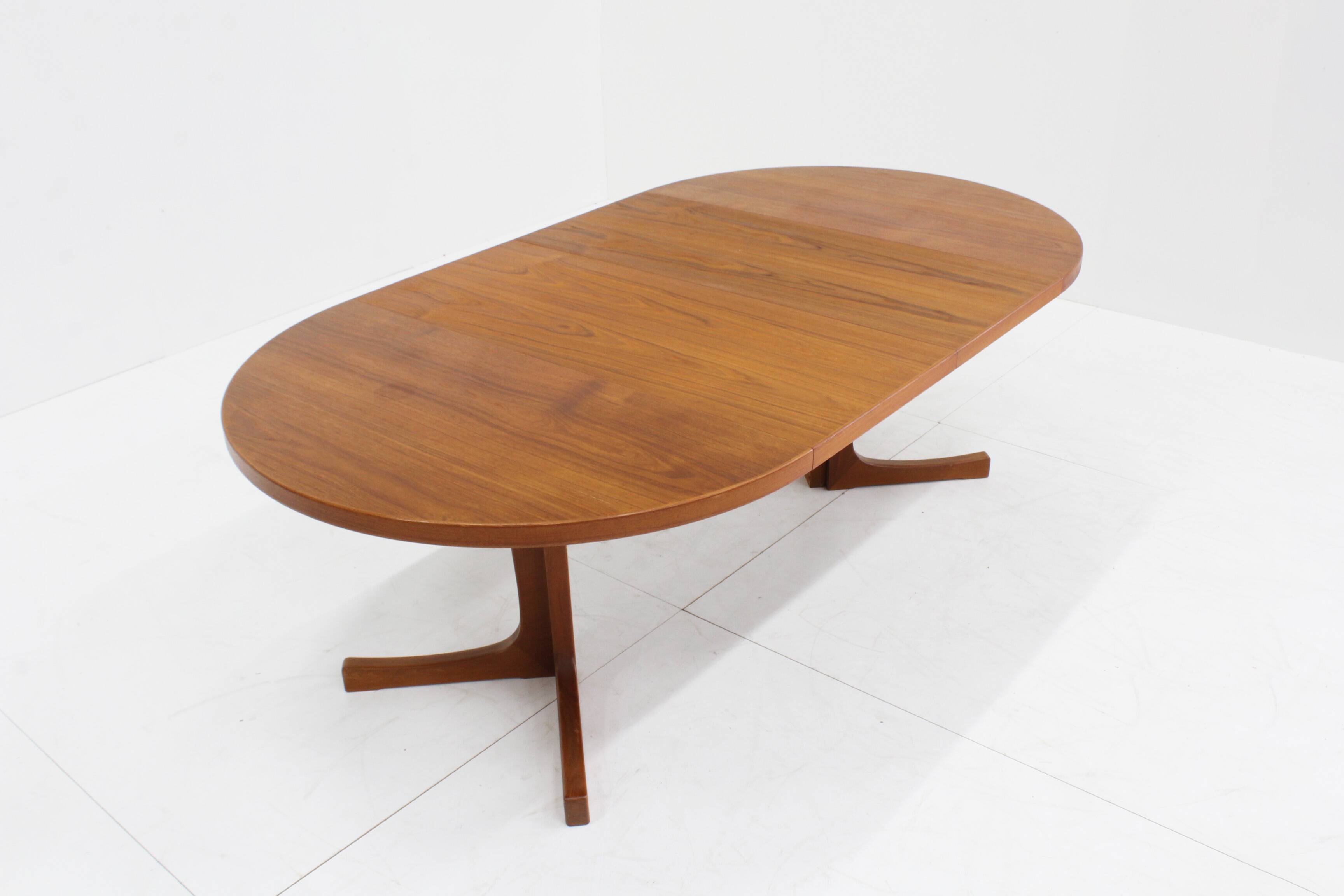 Vintage Danish round extendable dining table from the 1960s, Denmark.
