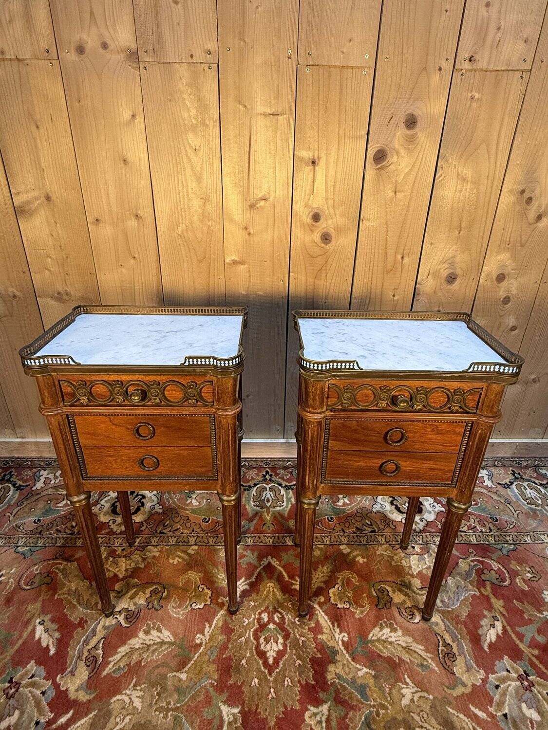 Paire de chevets de style Louis XVI marbre blanc