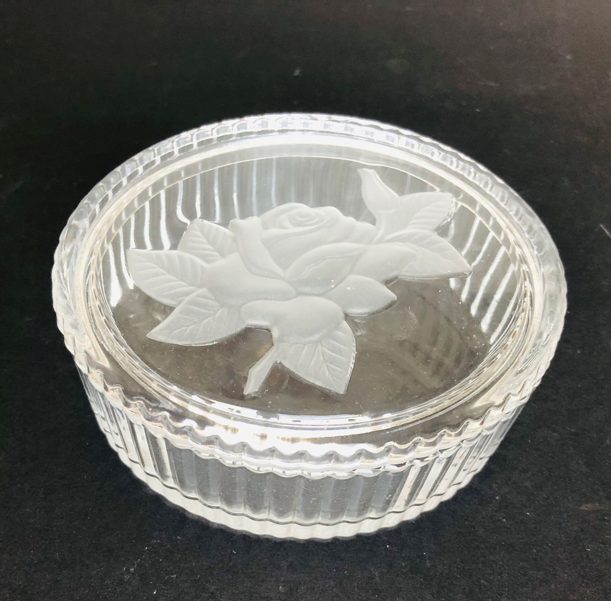 Oval glass box with pink engraved decoration