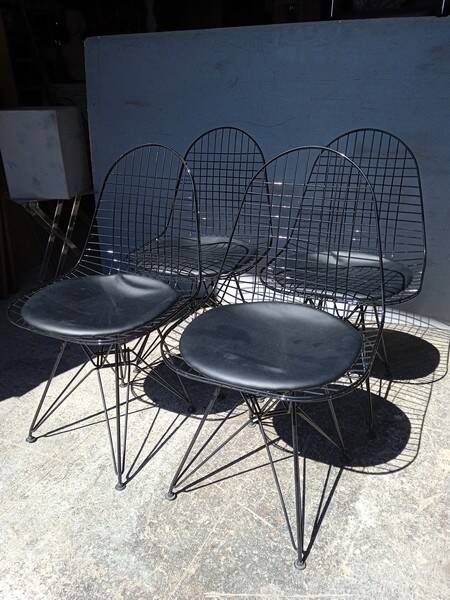 Set of 4 Eames chairs in metal