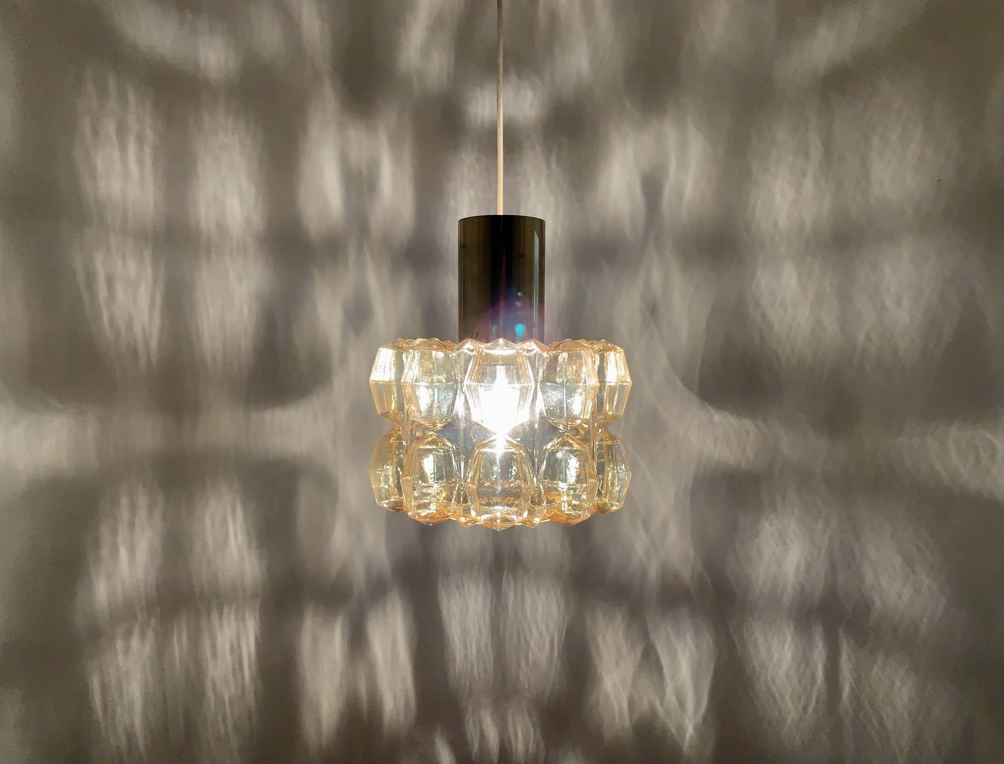 Suspension en verre bulle ambre par Helena Tynell pour Glashütte Limburg