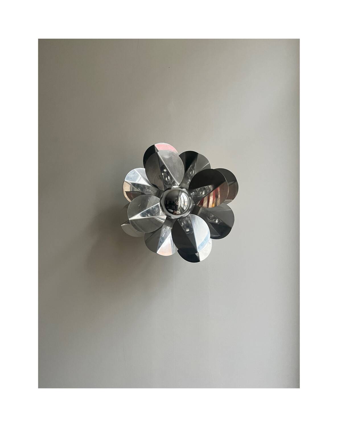 Applique fleur chromée, design 1970