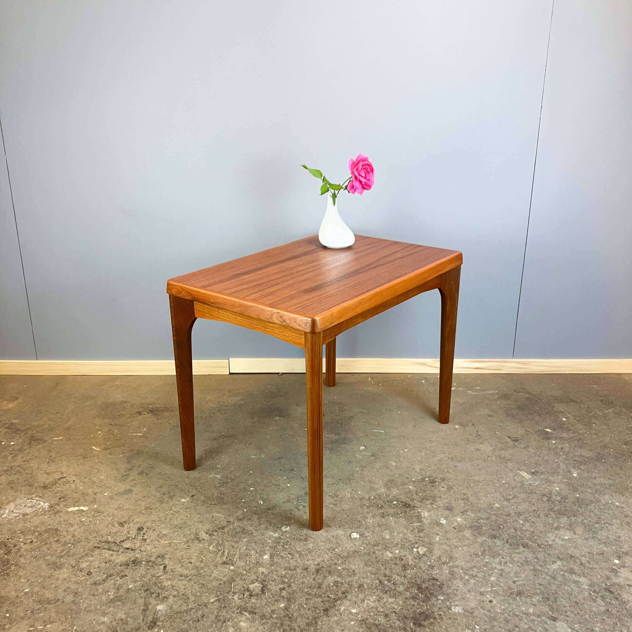 Table d'appoint par Henning Kjaernulf pour Vejle Stole- & Møbelfabrik, teck, années 1960.