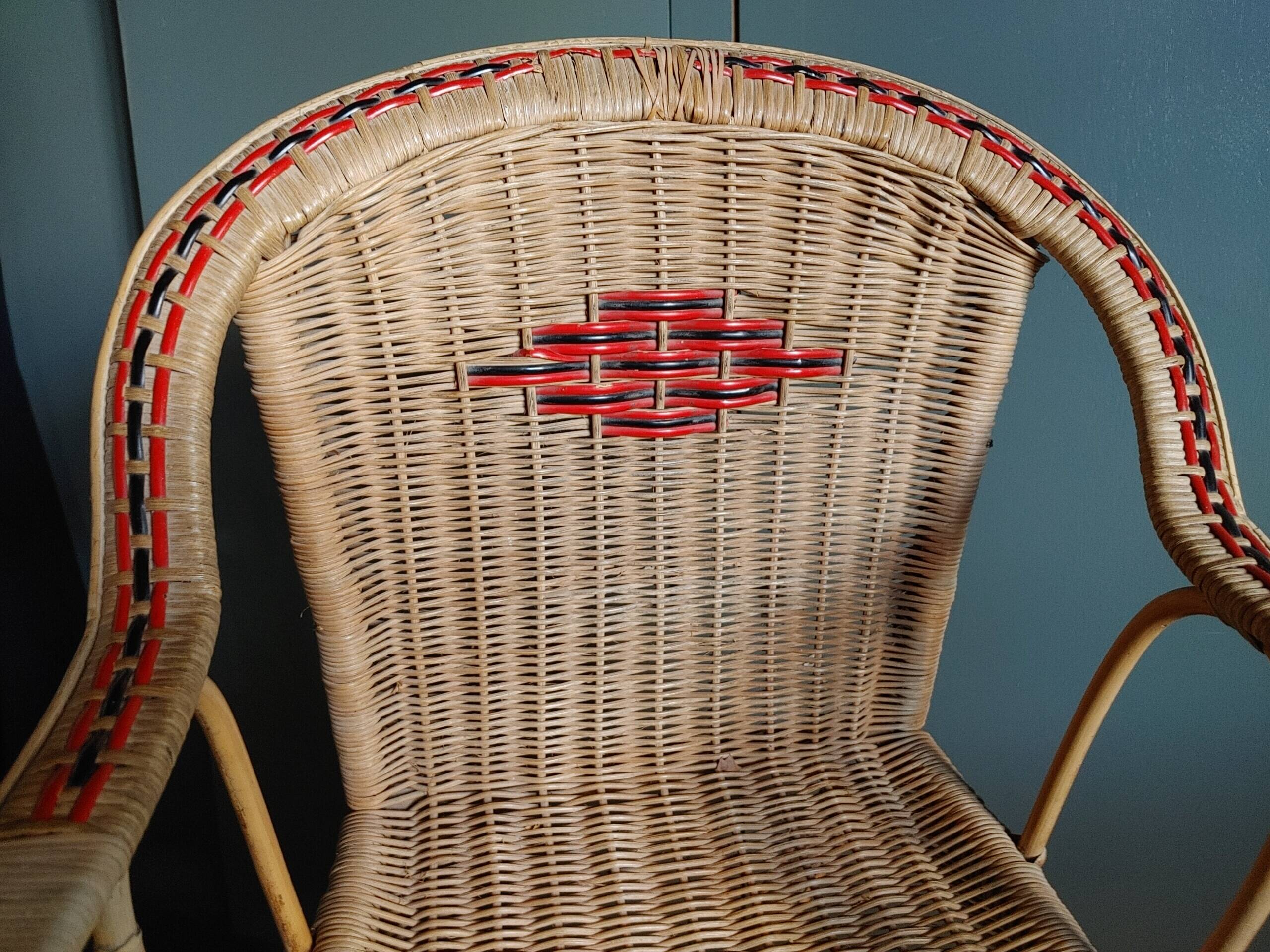 Ancien fauteuil / chaise d'enfant vintage des années 60 en osier / rotin