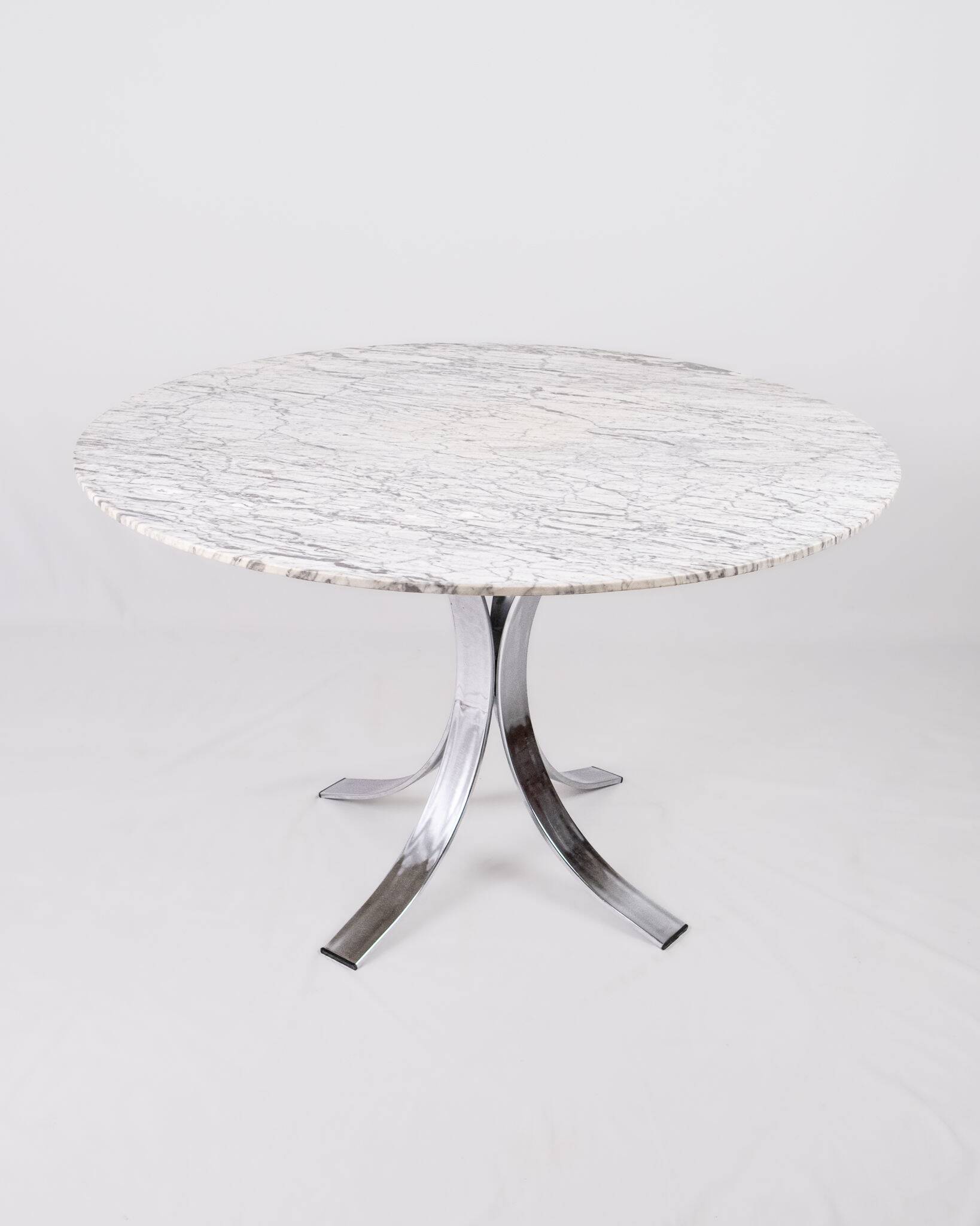 Round marble dining table, made in France, 1970-80.