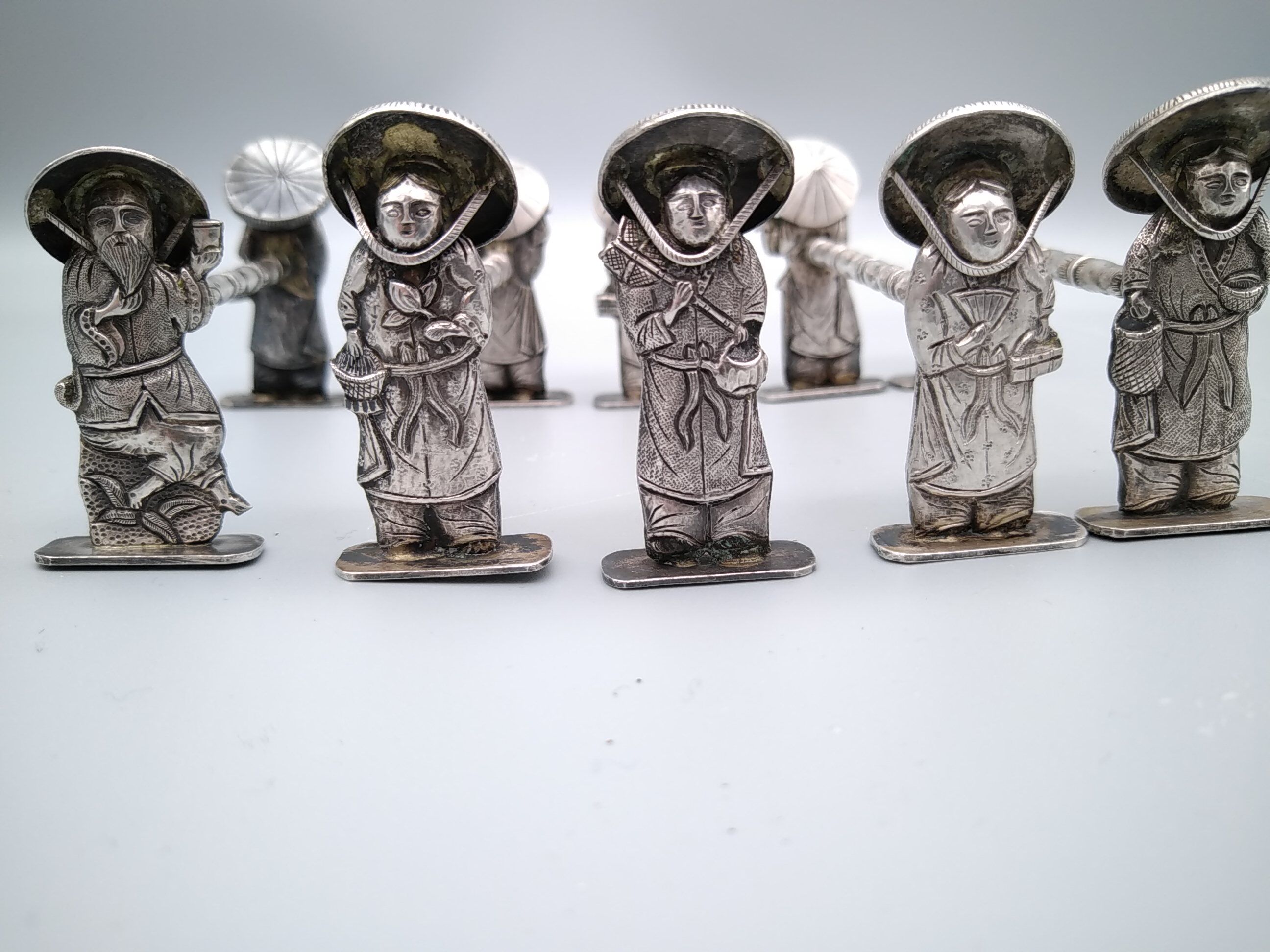 Knife holders and 2 toothpick doors.