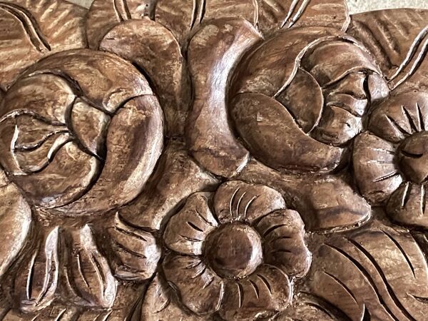 Porte-manteau mural sur fronton en bois sculpté