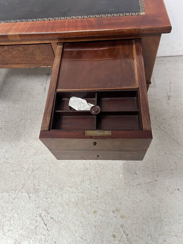 Bureau plat de style Louis XVI en acjou et placage XIX siècle