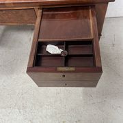 Bureau plat de style Louis XVI en acjou et placage XIX siècle