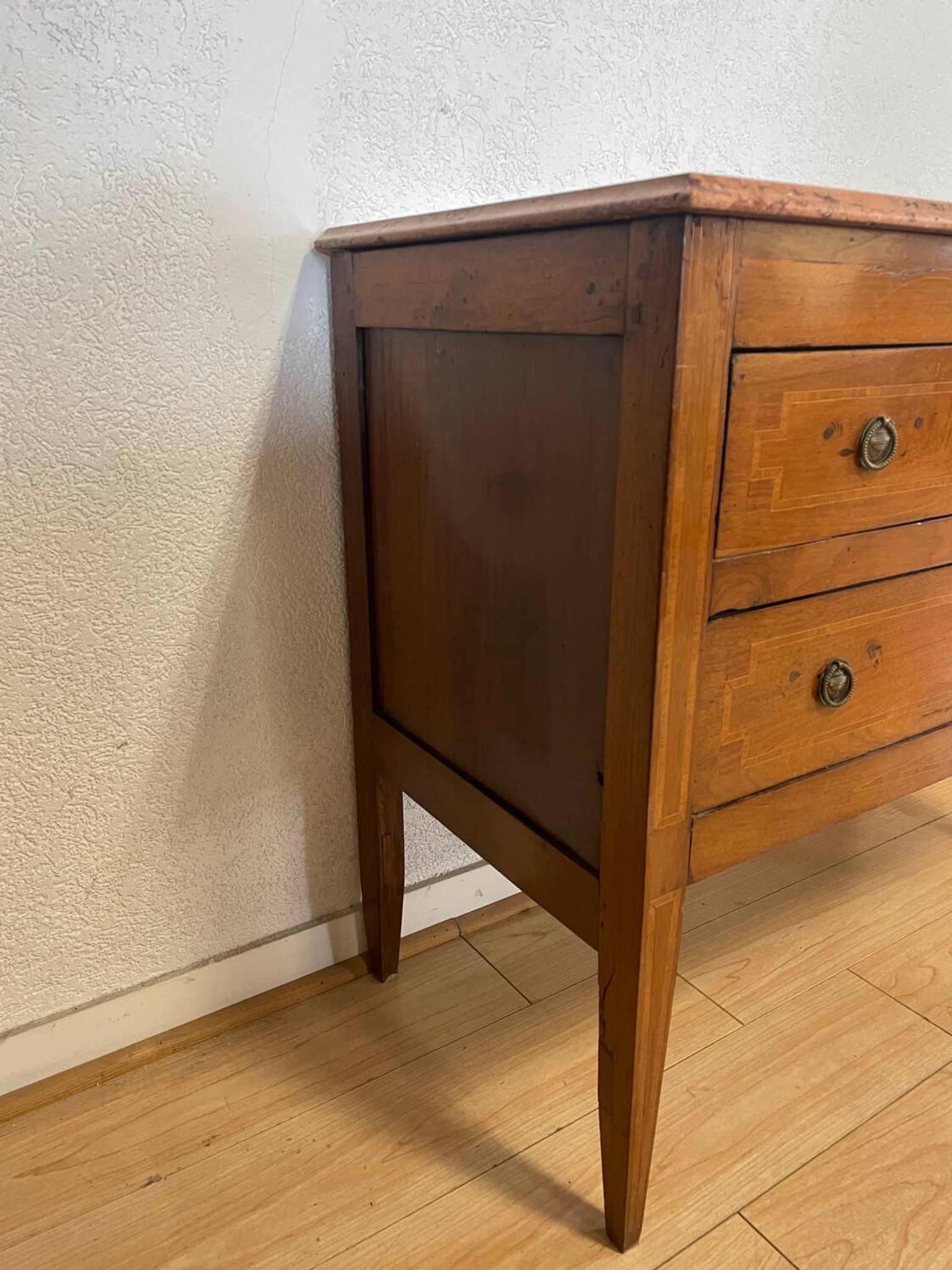 Commode Louis XVI en Noyer et Marqueterie