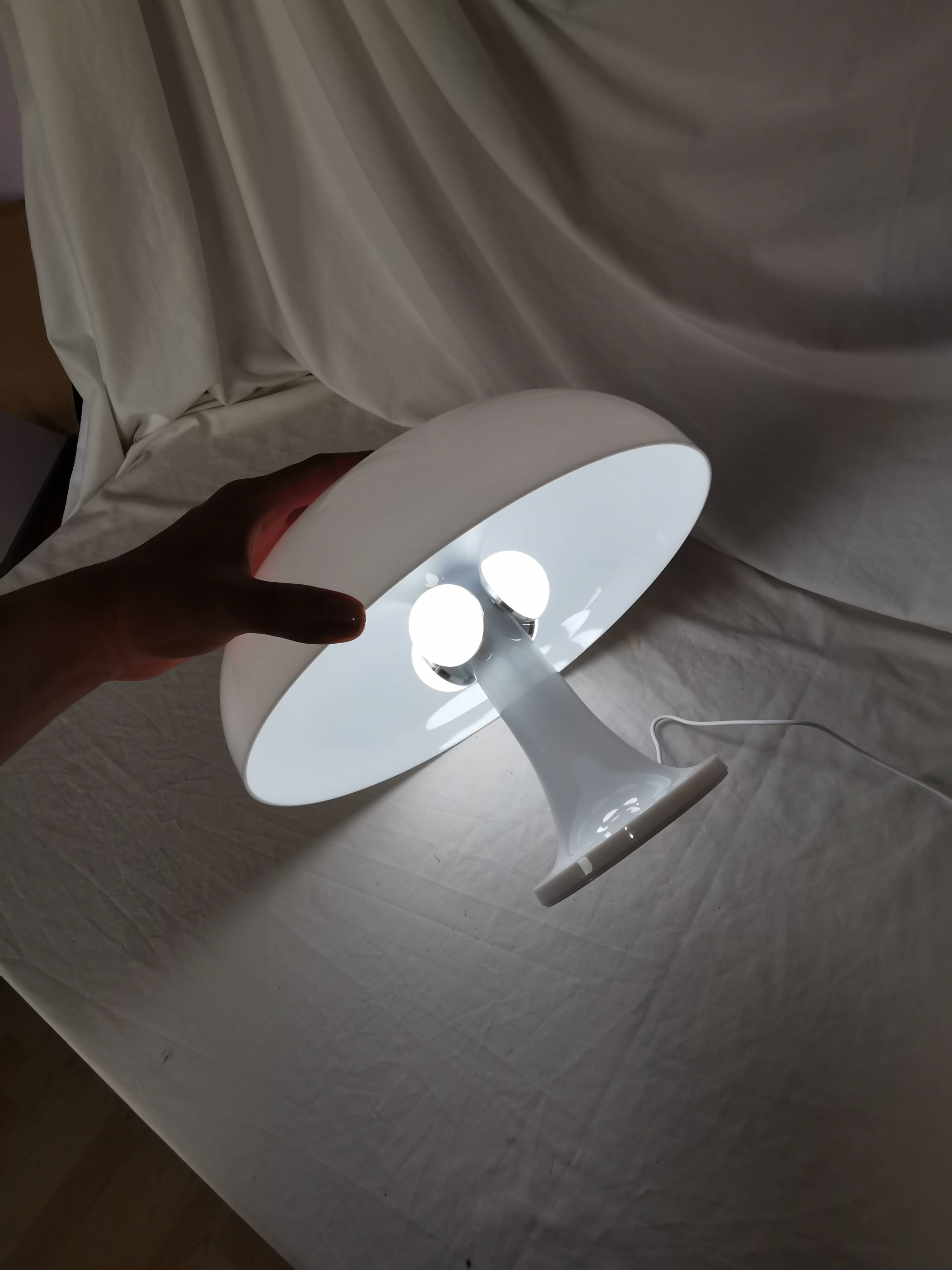 Lampe champignon en plastique blanc