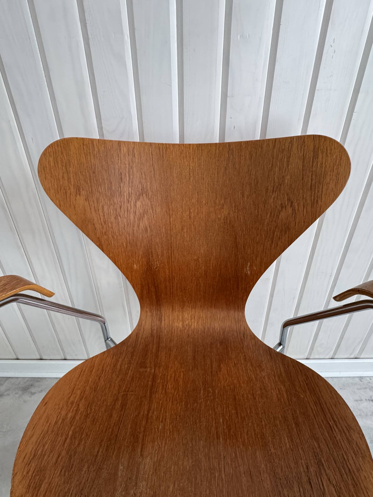 2 Series 7 chairs with armrests (3207) by Arne Jacobsen – Fritz Hansen